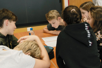 engage-Atelier Jugendliche am Diskutieren