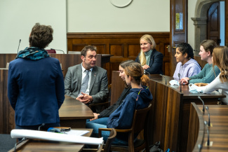 Un politicien en discussion avec des jeunes dans le parlement à SO