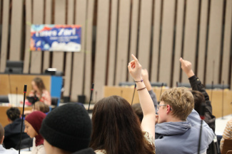 Plenum an der Jugendkonferenz 2025