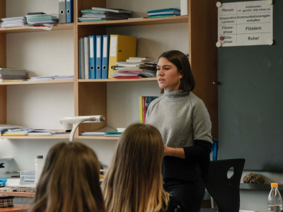 News engage-Atelier Lea erklärt Schülerinnen die Politik_2