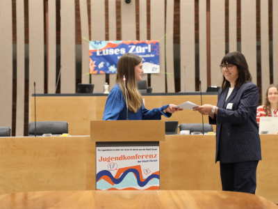Gemeinderätin von Zürich nimmt Jugendvorstösse an. 